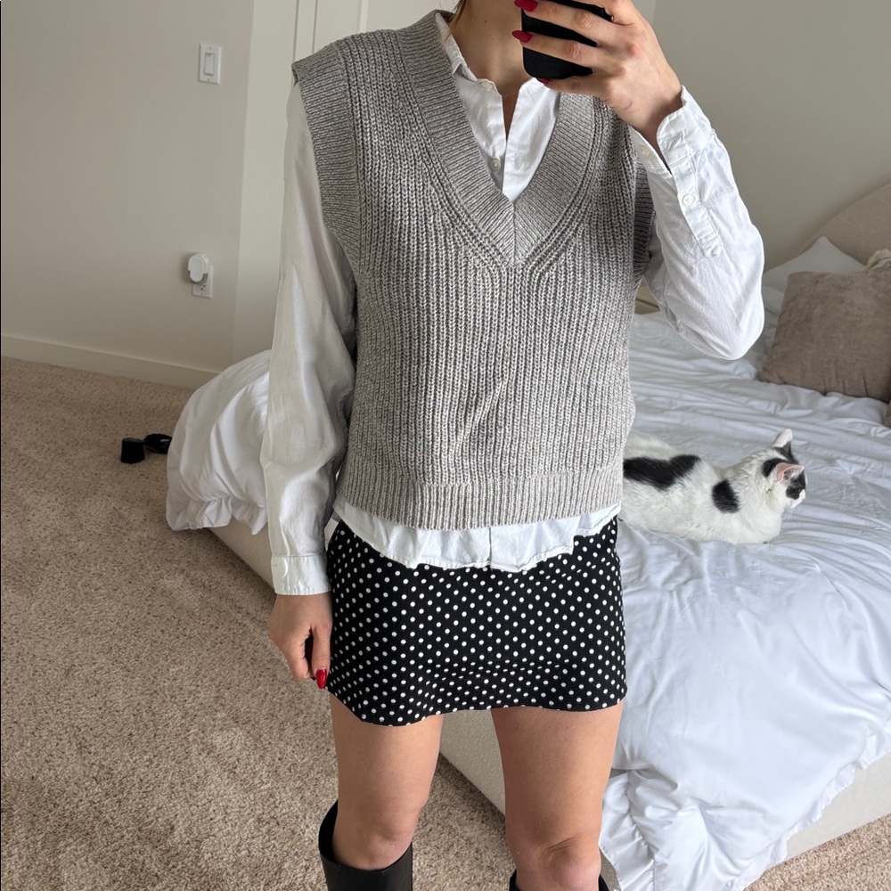 H&M V-neck Gray Knit Sleeveless Top sweater vest